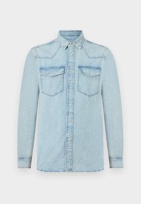 Μακρυμάνικο πουκάμισο από ανοιχτό μπλε τζιν με κουμπιά μπροστά, δύο τσέπες στο στήθος με καπάκι και κλασικό γιακά.