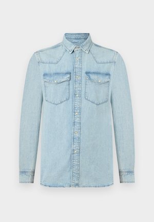 Hellblaues Denim-Langarmhemd mit durchgeknöpftem Vorderteil, zwei Brustklappentaschen und klassischem Kragen.