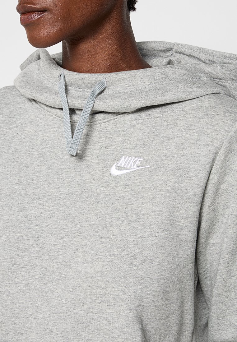 Helles graues Hoodie mit einer Kordelzugkapuze, weicher Textur und einem kleinen weißen Nike-Logo auf der Brust.
