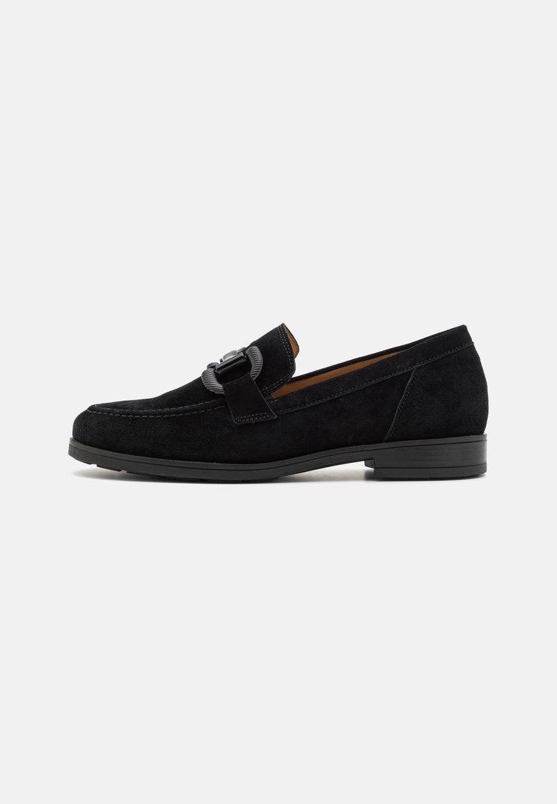 Mocassins en daim noir avec une couture surélevée, un accent de boucle en métal, un petit talon et une semelle en caoutchouc plate. Texture lisse avec une silhouette classique.