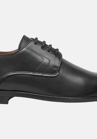 Zwarte lederen dress shoe met een gladde oppervlakte, ronde neus, vijf ogen, en een gestikte ontwerp langs de rand van de zool.