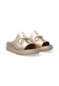Gouden metalen slide sandalen met een open teen, voorzien van een strikdetail en een gestructureerde, crème-kleurige zool. Het ontwerp is minimalistisch en modern.