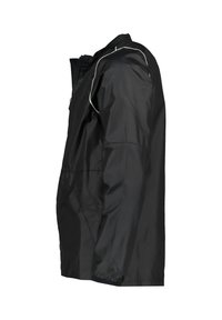 Chaqueta negra impermeable con cierre de cremallera, puños elásticos y detalles de piping blanco a lo largo de los hombros. Bolsillos laterales visibles.