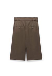 Brązowe spersonalizowane szorty o gładkiej fakturze, z dwoma tylnymi kieszeniami zapinanymi na guziki oraz elastycznym pasem dla wygody.
