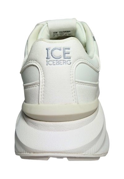 Talon de basket blanc avec col rembourré et "ICE ICEBERG" brodé en fil argenté-gris sur le panneau arrière.