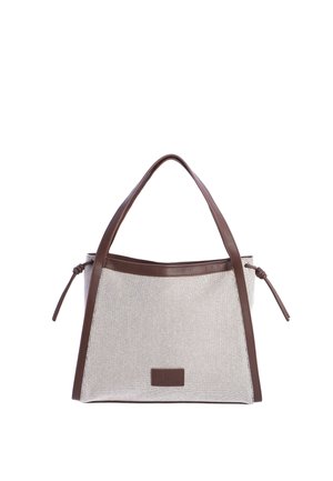 Bolsa tote de lona beige con detalles de piel marrón, dos asas, nudos laterales y un pequeño parche rectangular con logo en la parte frontal.