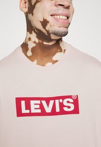 Levi's® RELAXED FIT - T-shirt estampada - potpourri
