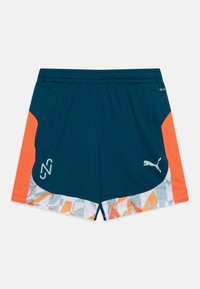 Pantalones cortos deportivos para hombre en verde oscuro, con paneles laterales naranjas y un patrón geométrico en blanco, azul y naranja en el dobladillo. Cuenta con banda elástica en la cintura.