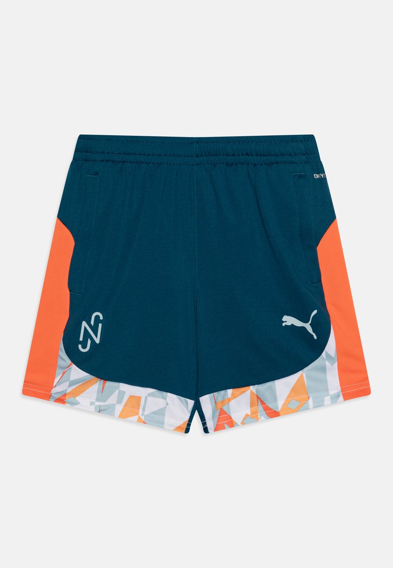 Pantalones cortos deportivos para hombre en verde oscuro, con paneles laterales naranjas y un patrón geométrico en blanco, azul y naranja en el dobladillo. Cuenta con banda elástica en la cintura.