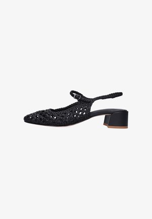 Zwart geweven slingback schoen met puntige neus, verstelbare enkelriem en lage blokhak met bruine zoolrand.