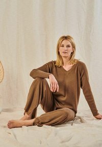 YOU LOOK PERFECT DORINA - MERINO WOLLE V-PULLOVER - Pyjama top - cognac
