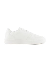 Zapatillas deportivas blancas con un exterior de cuero suave, diseño con cordones, suela de goma y una estética minimalista sin patrones visibles.