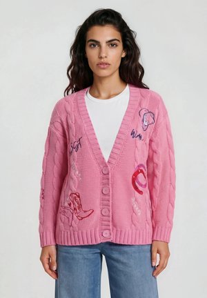 MILANO ITALY, MILANO ITALY STRICKJACKE MIT ZOPFMUSTER UND STICKEREIEN - Cardigan - candy