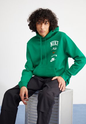 Nike Sportswear CLUB STACK - Felpa con cappuccio - malachite/sail/safety orange