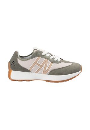 Zapatillas deportivas en gris y beige, con materiales de malla y ante, que presentan una suela blanca y detalles metálicos. Incluyen cordones y un cuello acolchado.