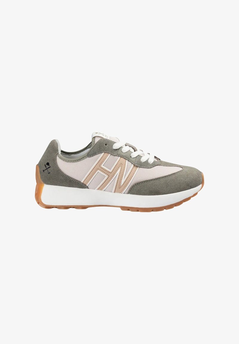 Zapatillas deportivas en gris y beige, con materiales de malla y ante, que presentan una suela blanca y detalles metálicos. Incluyen cordones y un cuello acolchado.