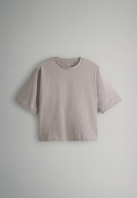 Kurze Ärmel, Rundhals-T-Shirt in hellem Lavendel. Hergestellt aus weicher Baumwolle, mit einer lockeren Passform und minimalen Nähdetails.