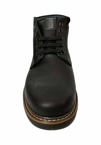 Botín de cuero negro hasta el tobillo con punta redonda, seis ojales de metal y cordones planos. Costuras distintivas alrededor de la suela añaden detalle.
