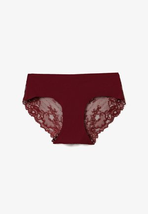 Bordeaux krajkové kalhotky s pevnou přední částí a složitým krajkovým lemem po stranách, kombinující jemnost a delikátní detaily.