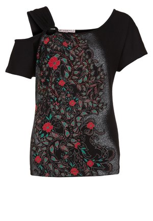 Schwarzes kurzärmeliges Top mit Cut-out an der Schulter und Ringdetail, mit rotem und grünem floralen Paisley-Muster vorne.