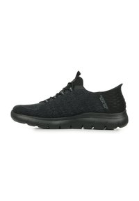 Zapatillas deportivas negras con parte superior de malla, talón texturizado, suela flexible y diseño de cordones. Las características notables incluyen un logotipo sutil y amortiguación.
