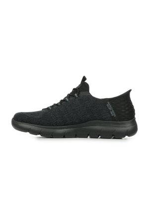 Chaussures de sport noires avec une tige en mesh, un talon texturé, une semelle flexible et un design à lacets. Les caractéristiques notables incluent un logo discret et un rembourrage.