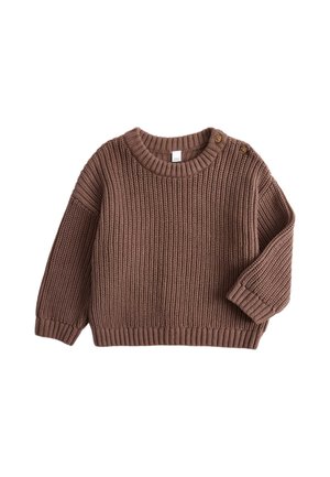 Brauner gestrickter Baby-Pullover mit langen Ärmeln, Rippenstruktur, Rundhalsausschnitt und zwei kleinen Knöpfen auf der linken Schulter.