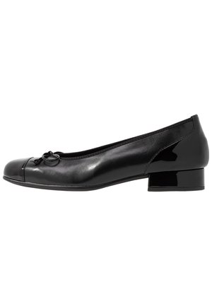 Ballerine in pelle nera con punta arrotondata, dotate di un piccolo tacco a blocco lucido e un motivo decorativo a forma di fiocco nella parte anteriore.