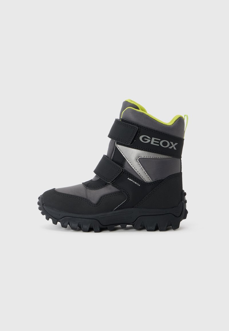 Bottes imperméables noires et grises avec des accents jaunes. Comprend deux sangles Velcro, une semelle robuste et un col rembourré.