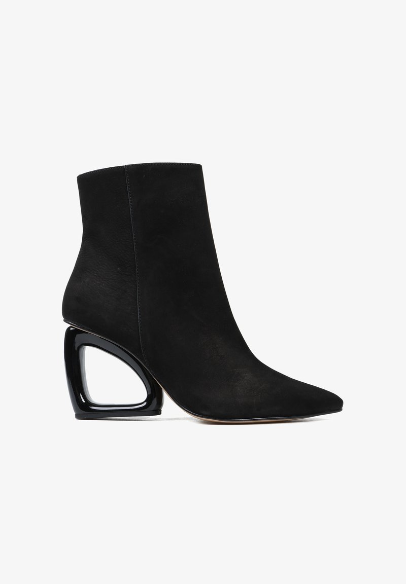 Czarne zamszowe botki za kostkę z ostrym noskiem i pustym geometrycznym obcasem w błyszczącej czarnej wykończeniu.