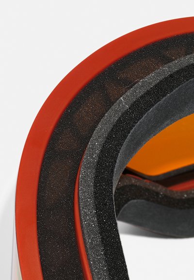 Casque de sécurité avec une coque externe rouge lisse, un intérieur rembourré noir et gris en couches, complété par une visière orange.