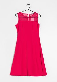 Růžové šaty s přiléhavým živůtkem a áčkovou sukní, které mají síťovaný horní panel a detail ve tvaru klíčové dírky na zadní straně. Hladká textura, lehký materiál.