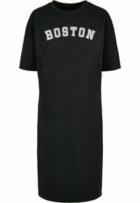 Fekete pamut pólókabát rövid ujjakkal és kerek nyakkal, fehér "BOSTON" felirattal a mellkasán. Egyszerű, egyenes vonalú fazon.