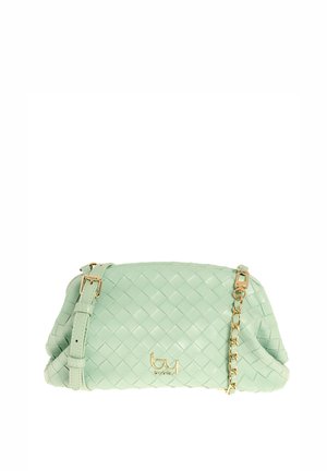 Clutch in pelle intrecciata verde chiaro con tracolla regolabile e dettaglio catena dorata, con piccolo logo del marchio dorato sul davanti.