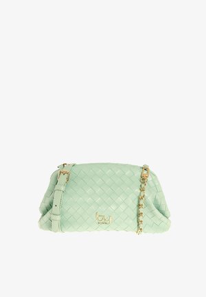 Clutch in pelle intrecciata verde chiaro con tracolla regolabile e dettaglio catena dorata, con piccolo logo del marchio dorato sul davanti.