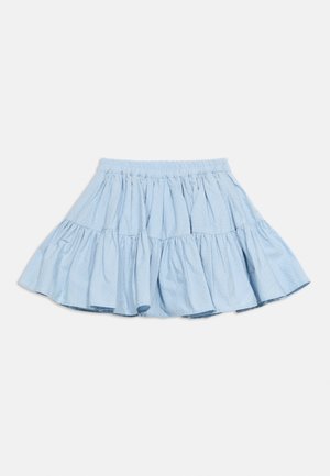 Világoskék, réteges miniszoknya, összegyűjtött anyaggal és gumis derékrésszel, fehér háttéren terítve.