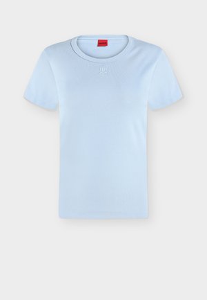 T-shirt bleu clair à manches courtes avec col rond et logo "HUGO" en relief subtil centré sous le col, ainsi qu'une étiquette intérieure rouge.