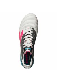 Scarpe sportive bianche e grigie con accenti rosa, parte superiore in pelle texturizzata, linguetta imbottita e soletta colorata, con un design con lacci.