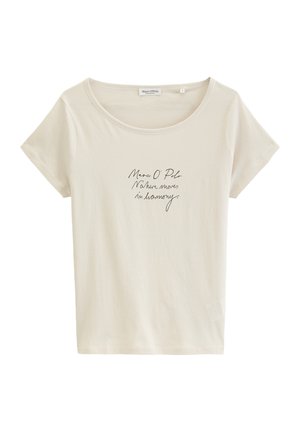 Beige Marc O’Polo T-shirt met korte mouwen en een ronde hals, met zwarte handgeschreven tekst "Marc O' Polo Nature moves in harmony" op de voorkant.