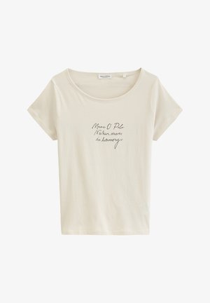 Beige Marc O’Polo T-shirt met korte mouwen en een ronde hals, met zwarte handgeschreven tekst "Marc O' Polo Nature moves in harmony" op de voorkant.