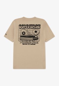 Μπεζ βαμβακερό μπλουζάκι με μαύρο σχέδιο του παπουτσιού Chuck Taylor και κείμενο "Converse Athletic Dept. 1908 All Star".
