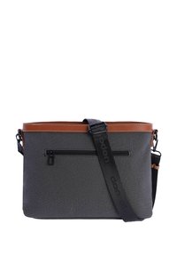 Bolsa de tela gris con un ribete de imitación cuero marrón, un bolsillo frontal con cremallera y una correa ajustable con marca en relieve.