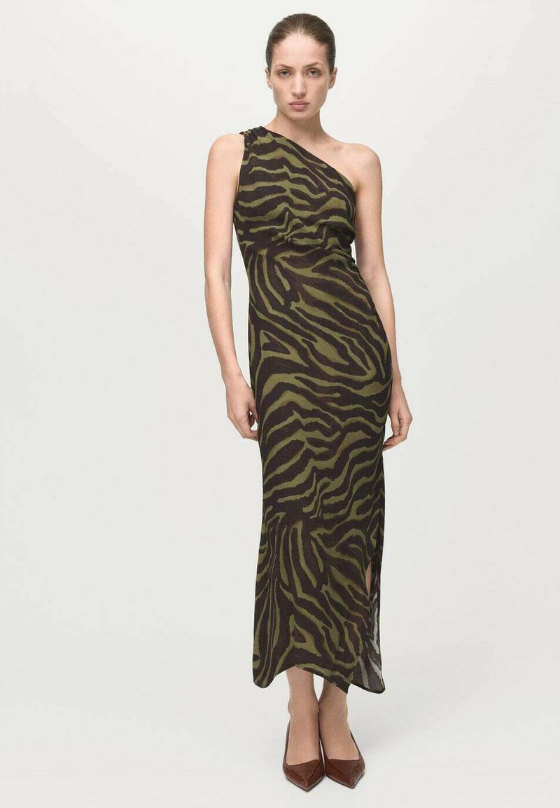 Długa sukienka na jedno ramię w oliwkowej zieleni z czarnymi paskami w stylu zebry, z dopasowaną talią i bocznym rozcięciem dla swobody ruchów.
