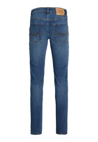 Jean en denim bleu avec jambes droites, deux poches arrière avec détails de couture et un patch en cuir de la marque sur la ceinture.