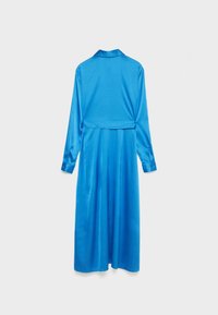 Longue robe en satin bleu avec col, manches longues et taille nouée. Texture lisse et design fluide s'étendant jusqu'à mi-mollet.