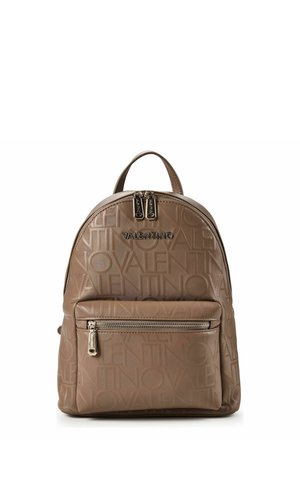 Sac à dos Valentino marron avec motif de logo embossé, poche avant zippée, double fermeture éclair sur le compartiment principal et poignée supérieure.