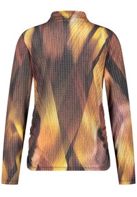 Chemise à manches longues dans un mélange de teintes orange chaud, noir et jaune avec un motif texturé et un col haut. Tissu doux et léger.