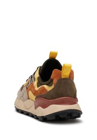 Vícedílné tenisky se zaměřením na semiš a síťovinu, zaoblený tvar, gumová podešev, poutko a jedinečné strukturované akcenty.