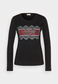 Schwarzes Langarm-T-Shirt mit einem dekorativen Design, das ein rotes und silbernes "Civi Jo"-Logo zeigt, ergänzt durch spitzenartige Muster.