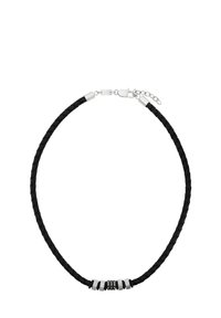 Collana in pelle intrecciata nera con accenti e chiusura in metallo argentato. Presenta un design curvo e segmenti in metallo lucido.